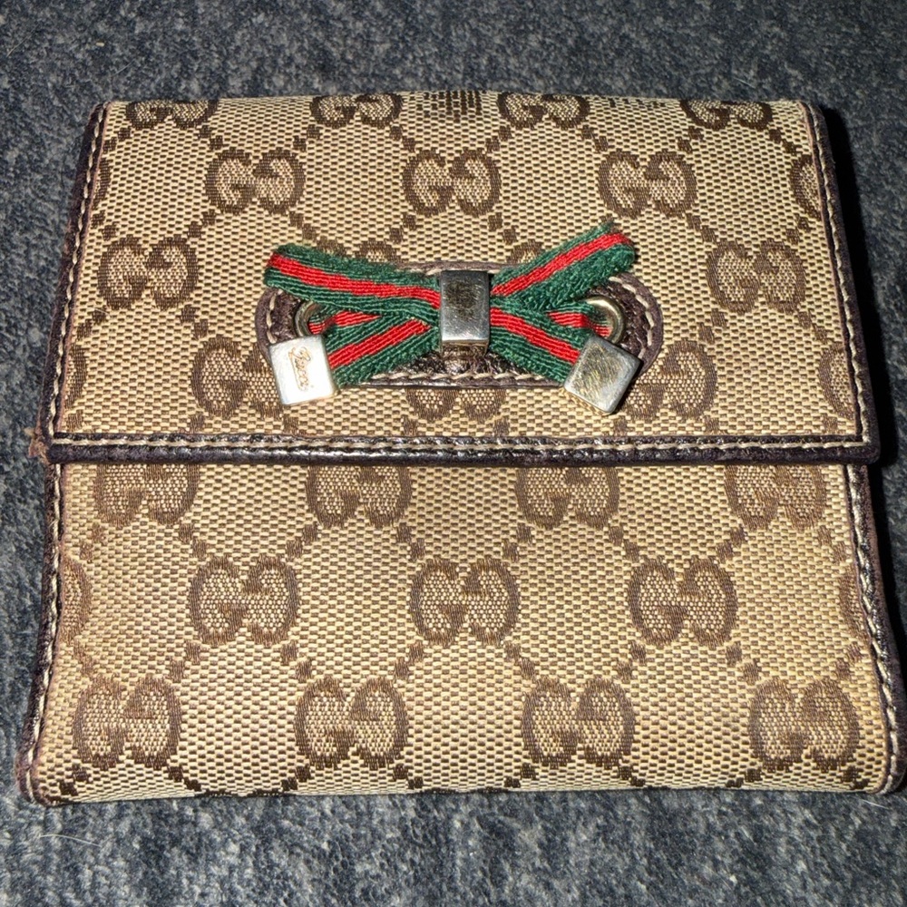 Gucci Beige Monogram Wallet with Green and Red Bow - Picture 8 of 8